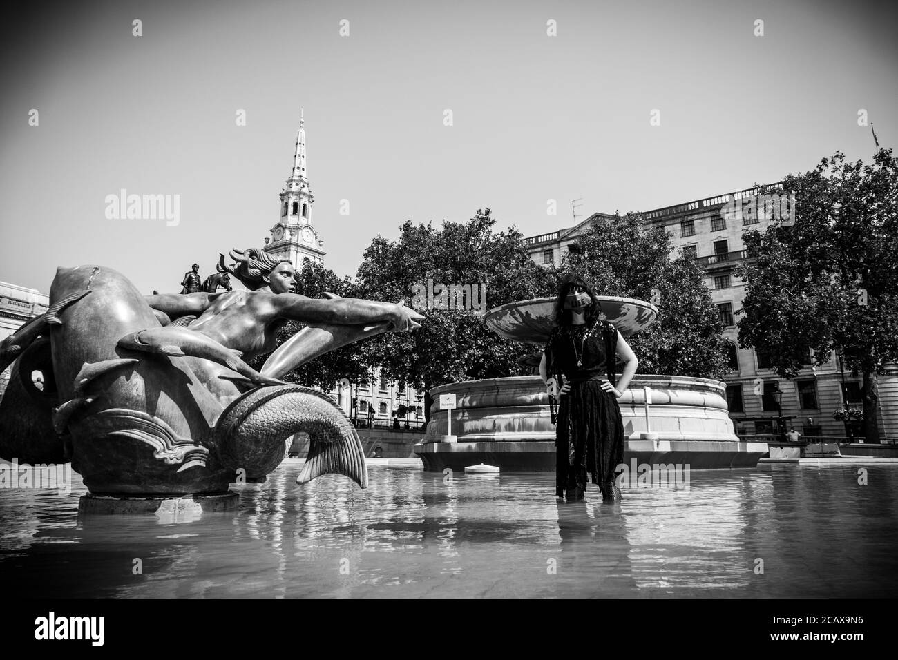 London, Großbritannien, 09 2020. Aug: Extinction Rebellion-Aktivisten decken `gefälschtes Blut über die Treppe des trafalgar Square zum Internationalen Tag der Welt Stockfoto